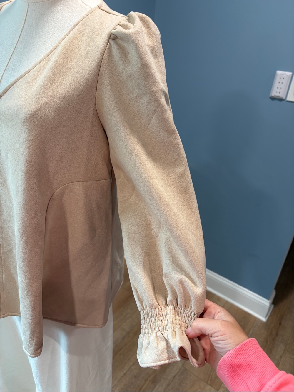 Tuckernuck Easton Faux Suede V Neck Puff Sleeve Blouse Beige Small - Picture 7 of 11